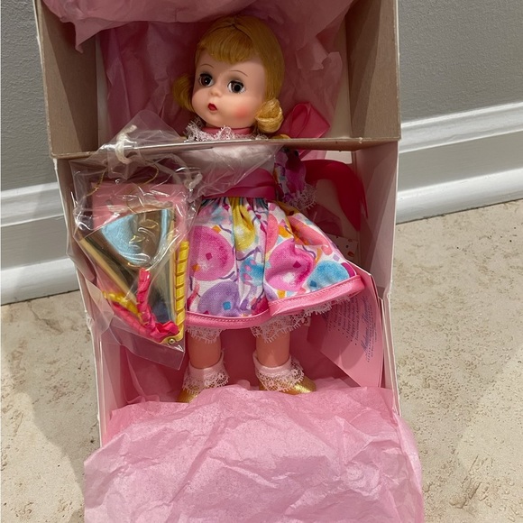 Wendy Happy Birthday Doll - Picture 4 of 5